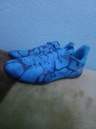 Lote de botas de fútbol.