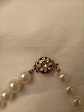 Collar de perlas con cierre plateado 