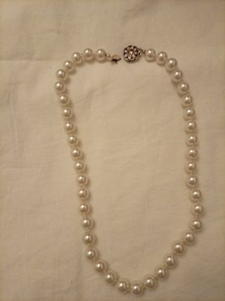 Collar de perlas con cierre plateado 