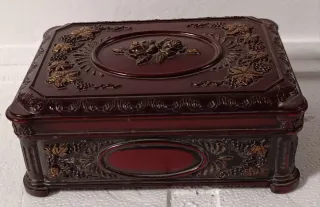 Antigua caja de joyas decorada el tallada