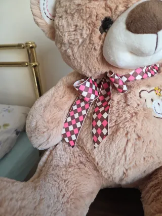 Grande peluche orso con fiocco