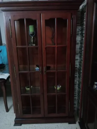 Librería de madera y cristal
