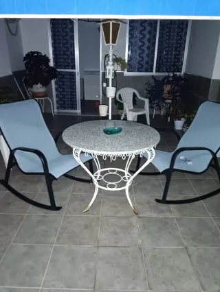 Conjunto terraza mesa y 2 mecedoras