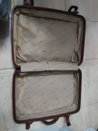 Maleta de piel vintage marrón y maleta de mano