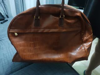 Maleta de piel vintage marrón y maleta de mano