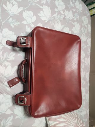 Maleta de piel vintage marrón y maleta de mano