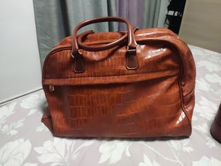 Maleta de piel vintage marrón y maleta de mano
