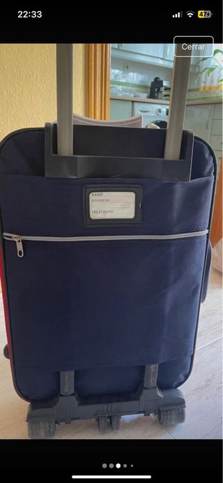 Maleta grande azul y roja con asa rota