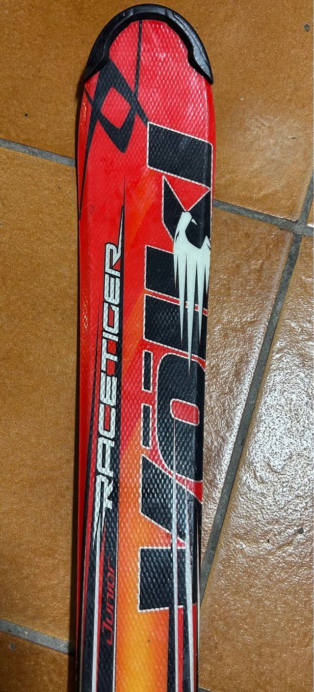 Völl 130 esquis e varas de bronze.