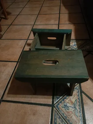 Due panche basse in legno, realizzate da falegname