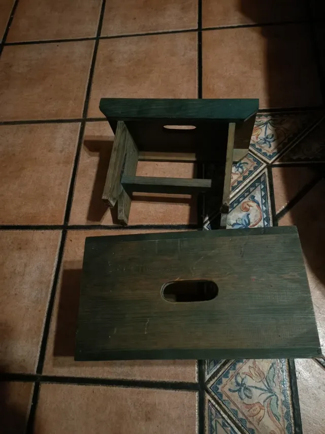 Dos banquetas bajas de madera, hecho por carpinter