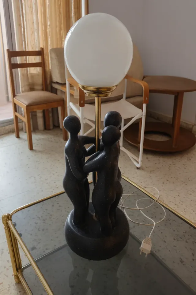 Lámpara de mesa con figuras humanas negra