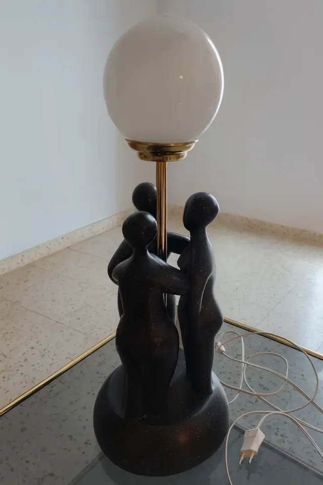 Lámpara de mesa con figuras humanas negra