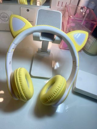 Cascos amarillos con orejas de gato y luces