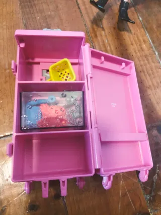 Bambola Barbie con costume da bagno e accessori