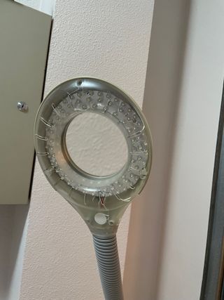 Lámpara de pie LED con lupa