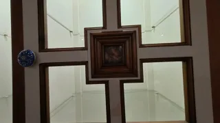 Mueble-Vitrina de salón, de madera maciza con luz.