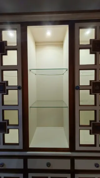 Mueble-Vitrina de salón, de madera maciza con luz.