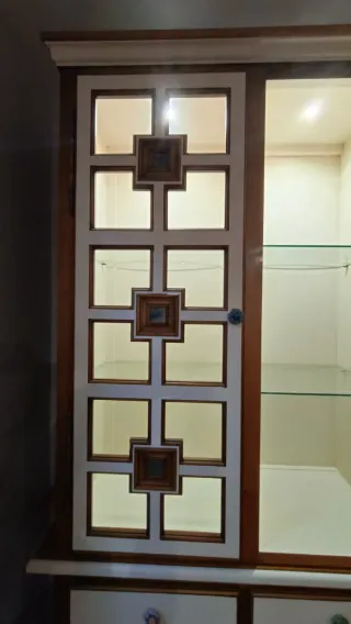 Mueble-Vitrina de salón, de madera maciza con luz.