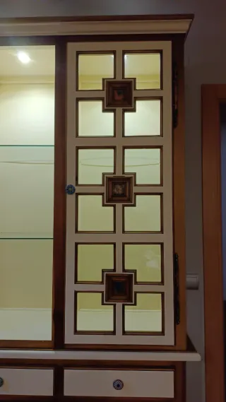 Mueble-Vitrina de salón, de madera maciza con luz.