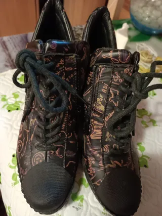 Scarpe con zeppa da donna nere e multicolor
