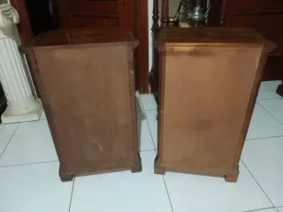 Mesitas de noche de caoba tallada..