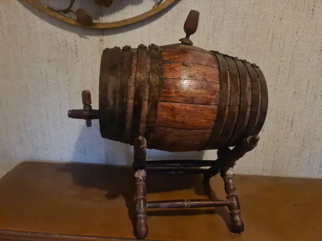Antigua barrica de vino de madera
