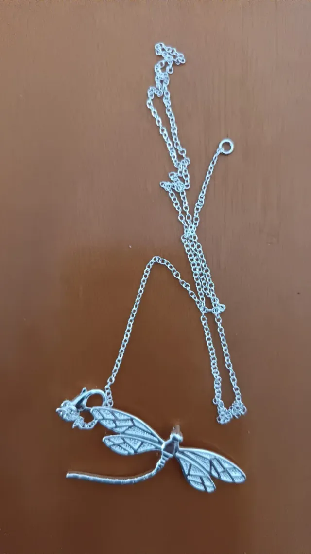 Collar con colgante de libélula