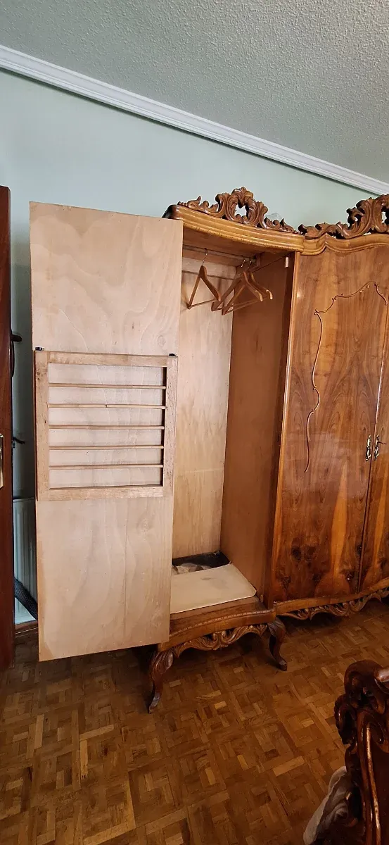 Conjunto dormitorio antiguo en madera
