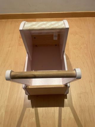 Carrello per bambole in legno rosa