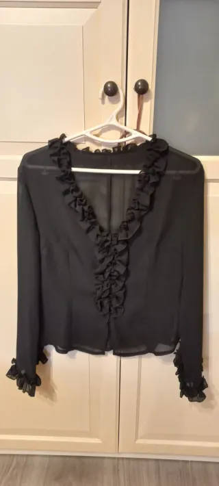 Blusa negra con volantes talla L