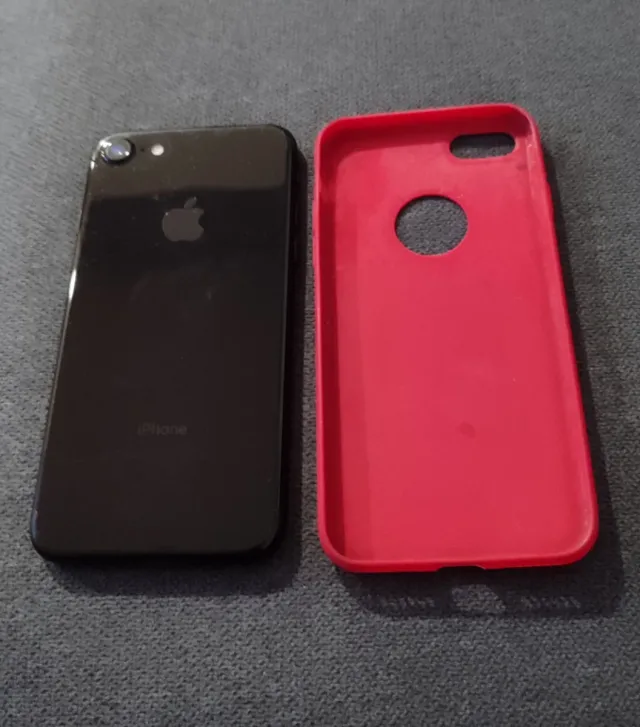 iPhone 7 nero con cover rossa
No cavo batteria