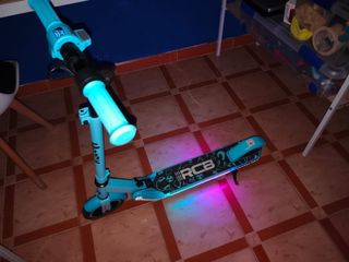 Patinete eléctrico RCB azul con luces