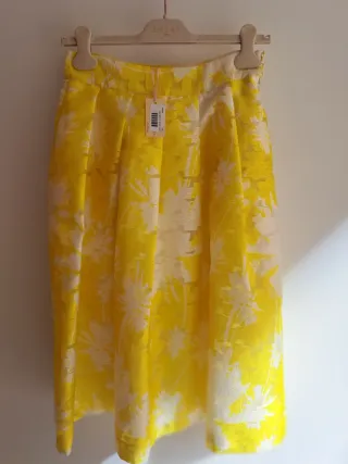 Falda amarilla con vuelo y estampado