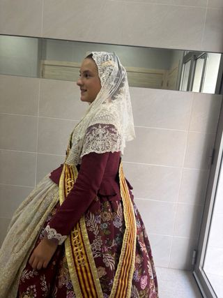 Corpiño burdeos manga larga y falda floral