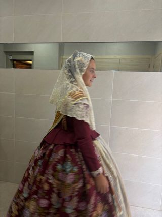 Corpiño burdeos manga larga y falda floral