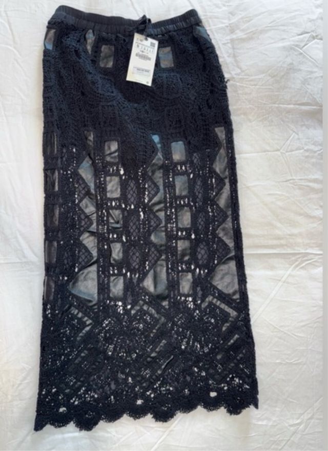 Falda Zara encaje y efecto piel Talla S