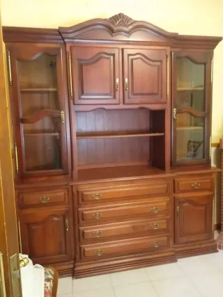 Mueble de madera con vitrinas