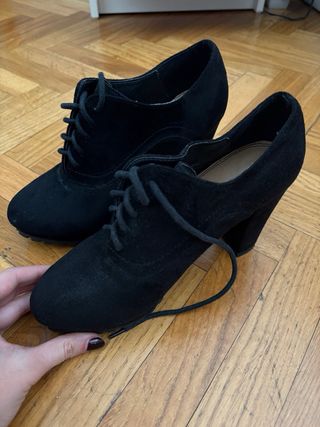Zapatos de tacón negros con cordones