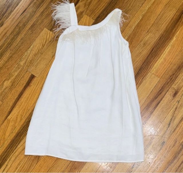 Vestido ASOS blanco con plumas