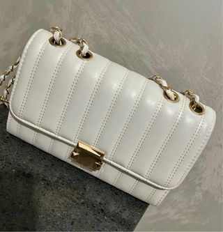 Borsa elegante bianca con dettagli oro