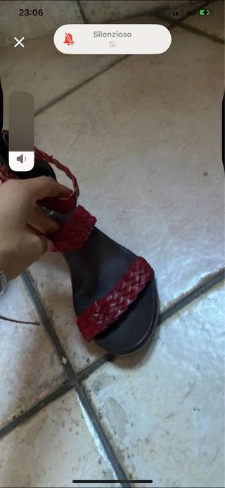Sandali rossi intrecciati
