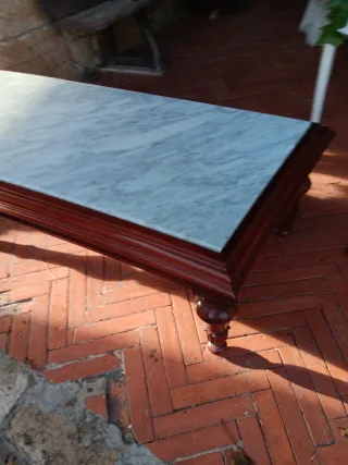 Mesa de salón con base de mármol