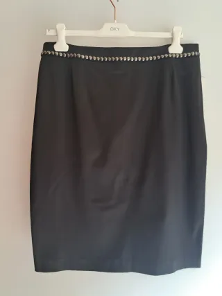 Falda tubo negra con remaches