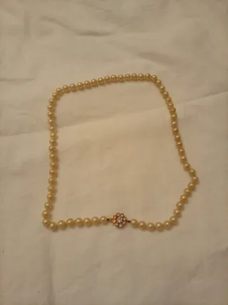 Collar de perlas con cierre dorado