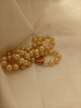 Collar de perlas con cierre dorado