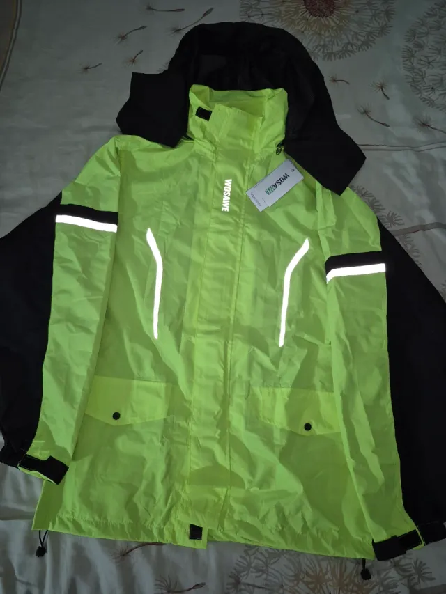 Chaqueta cortavientos WOSAWE verde y negra