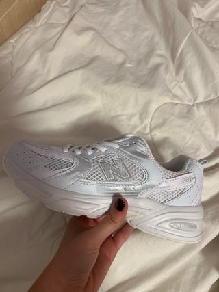 Zapatillas New Balance 530 Plata y Blanco