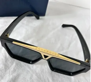 Gafas de sol Louis Vuitton negras y doradas