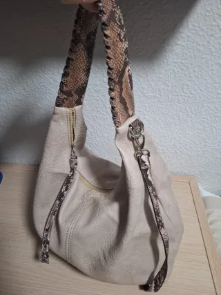 Bolso bandolera beige con estampado serpiente